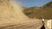 Yüksekova Van yolunda yol çalışması trafiği kilitledi