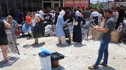 Hatay’da 50 liralık ürünler için mağaza önünde izdiham çıktı