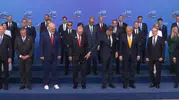 NATO zirvesinde liderleri gülümseten ayakkabı tercihi