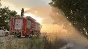 Osmaniye'de yol kenarındaki tır lastiği alevlere teslim oldu