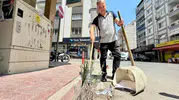 İzmirli temizlikçinin sokaktaki sesi milyonları mest etti
