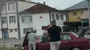 Yolda alev alan otomobile yoldan geçen sürücüden anında müdahale