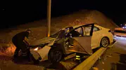 Siirt'te otomobil bariyerlere çarptıktan sonra alev aldı