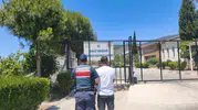 Kuşadası'nda aranan hırsızlık hükümlüsü yakayı ele verdi