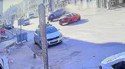 Eskişehir’de ara sokak kazası Hafif ticari araç yan yattı