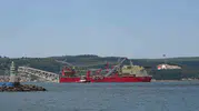 Dev boru döşeme gemisi Çanakkale Boğazı’nı geçiyor