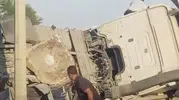 Büyükçekmece'de beton tankeri kazası trafiği kilitledi