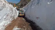 Yüksekova dağlarında temmuz sıcağında kar tünelleri açıldı