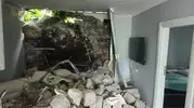 Giresun'da dev kaya parçası evin üzerine düştü