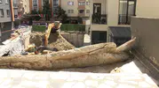 Kağıthane’de inşaat kazası Dozer balkonu yerle bir etti