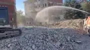 Elazığ’da bina yıkımı korna sesiyle başladı