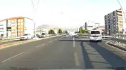 Kayseri'de sürücünün kontrolünü kaybettiği araç bariyerlere girdi