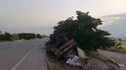Bilecik yolunda tır devrildi sürücü hastaneye kaldırıldı