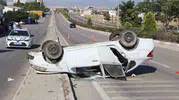 Karaman'da yoldan çıkan otomobil ters döndü