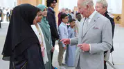 Kral Charles Cambridge’deki çevre dostu camiyi inceledi