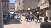 Viranşehir sokaklarında taşlı sopalı kavga anı kamerada