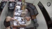 Manisa’da kuyumcuyu soyan hırsızın kaçışı kısa sürdü