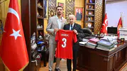 Bahçeli milli futbolcu Merih Demiral ile bir araya geldi