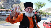 Amasya sokaklarının yaşayan efsanesi kalpaklı esansçı