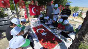 Malatyalı hafızlar 15 Temmuz şehidini kabri başında dualarla andı