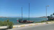 Ayvalık'ta rüzgar şiddetini artırdı tekne karaya sürüklendi