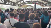 Mecidiyeköy metrobüs durağında sabah yoğunluğu kabusa döndü
