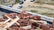 İnegöl'de inşaat kazası Çatıdaki kiremitler işçilerin üzerine devrildi
