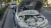 Batman Diyarbakır Caddesi'nde yanan araca vatandaşlar yetişti