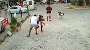 Akyaka'da sokak ortasında bıçaklı kavga kameraya yansıdı