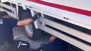 Kamyonetin tekerine sıkışan yavru kedi ekipleri harekete geçirdi