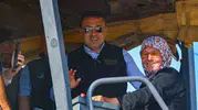 73 yaşındaki Emine teyze asfalt makinesinin başına geçti