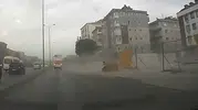Avcılar'da rüzgar inşaat bariyerlerini yayaların üzerine uçurdu