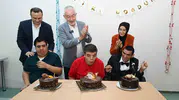 Isparta’da özel öğrencilerin doğum günü kutlamasına başkan sürprizi