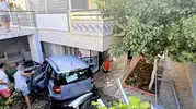 Didim’de kontrolden çıkan otomobil apartman bahçesine daldı