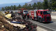 Mut yolunda sebze yüklü kamyon devrildi
