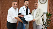 Zabıta memuru yeleğini çıkardı stetoskop taktı