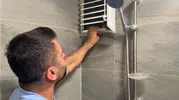 Adıyaman'da mahsur kalan güvercin için pencereyi yerinden söktü