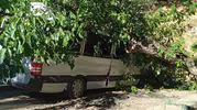 Hakkari Çukurca'da talihsiz kaza Park halindeki minibüs hurdaya döndü