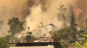 Fethiye orman yangını yerleşim yerlerini yutuyor