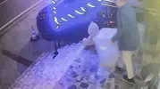 Kocaeli’de sabahın beşinde petshop önündeki mama kutusunu çaldılar