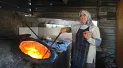 Hatay'da tandır başında 80 dereceyle mücadele eden kadınlar