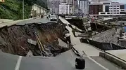 Rize’de inşaat sahasının üstündeki yol çöktü