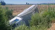 Manavgat'ta kamyonet sulama kanalına devrildi