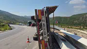 Antalya Konya yolunda tır devrildi