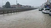 Samsun Kavak’ta aniden bastıran yağış yolları su altında bıraktı