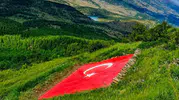 Giresun'daki Hünkar Kalesi'nde dev bayrak yeni görünümüne kavuştu