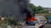 Diyarbakır'da trafikte seyreden otomobil yanarak kullanılamaz hale geldi