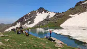 Hakkari’nin 3 bin metre üzerindeki buzlu gölünde serinlediler