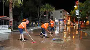 Ayvalık sokaklarını gece temizliği ile yenilediler