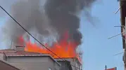 Pendik’te beş katlı binanın çatısı alevlere teslim oldu